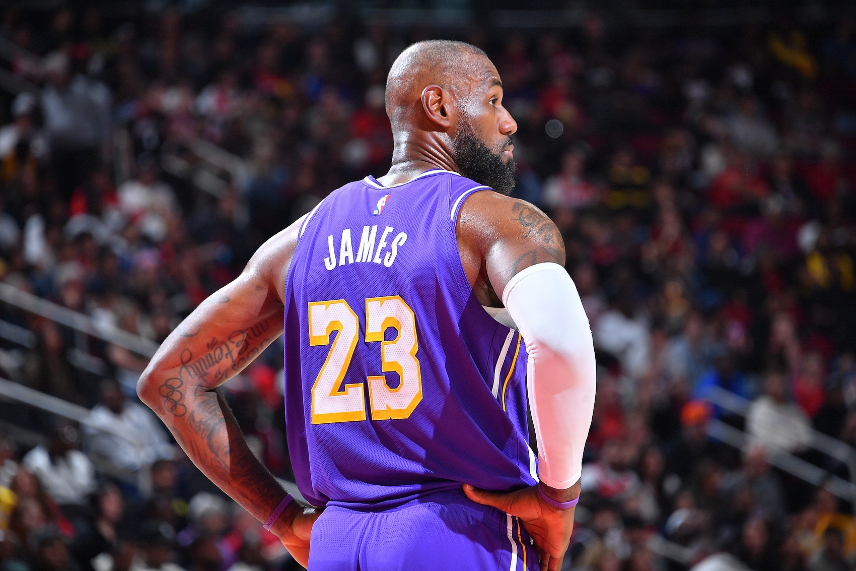 lpl比赛安排-夸梅：勒布朗是不是要躲着雷霆打？我觉得他的脚要开始疼了👀